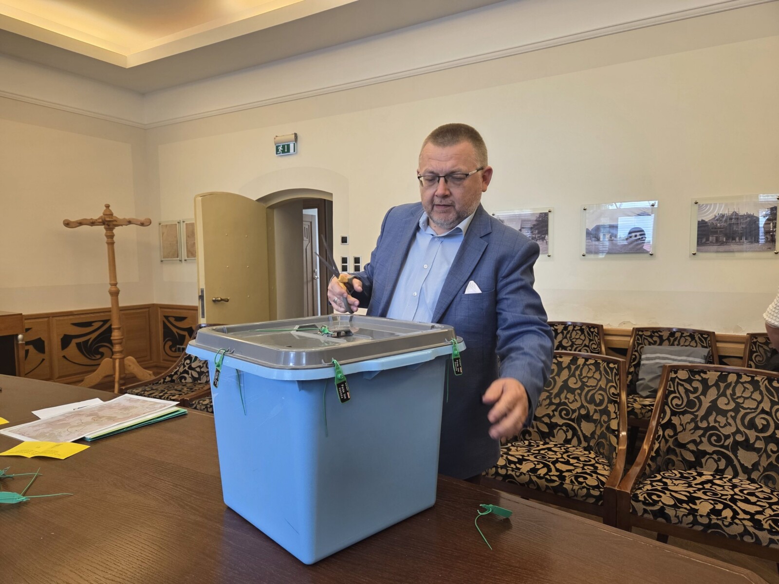 Linnasekretär Leemet Paulson küsitluskasti avamas.
