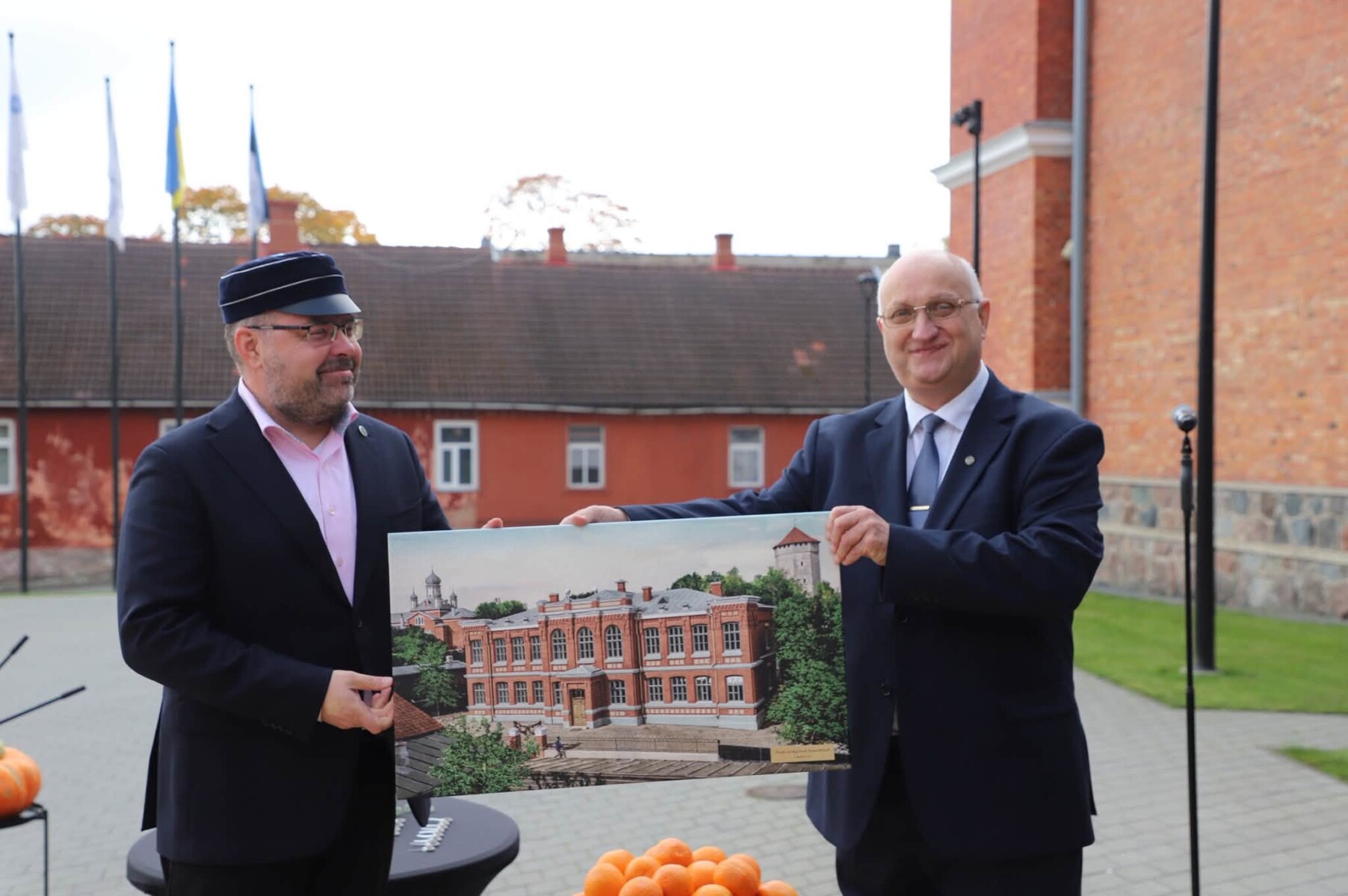 Koolijuht Margo Sootla ja linnavolikogu esimees Priit Põder